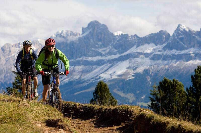 Cyclistes dans les Dolomites