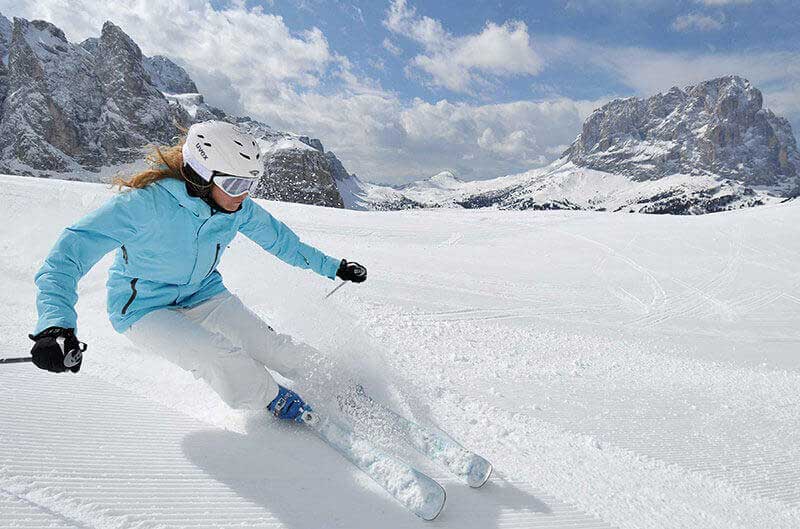 Skier dans les Dolomites